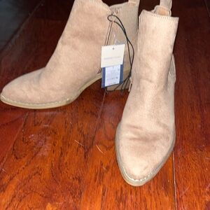 Universal thread taupe boots